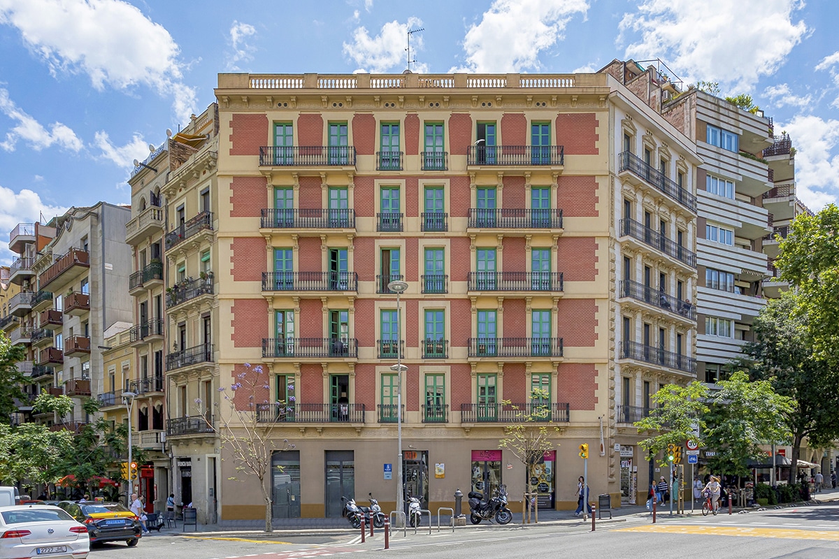Edificio rehabilitado en la calle Mallorca 362, Barcelona